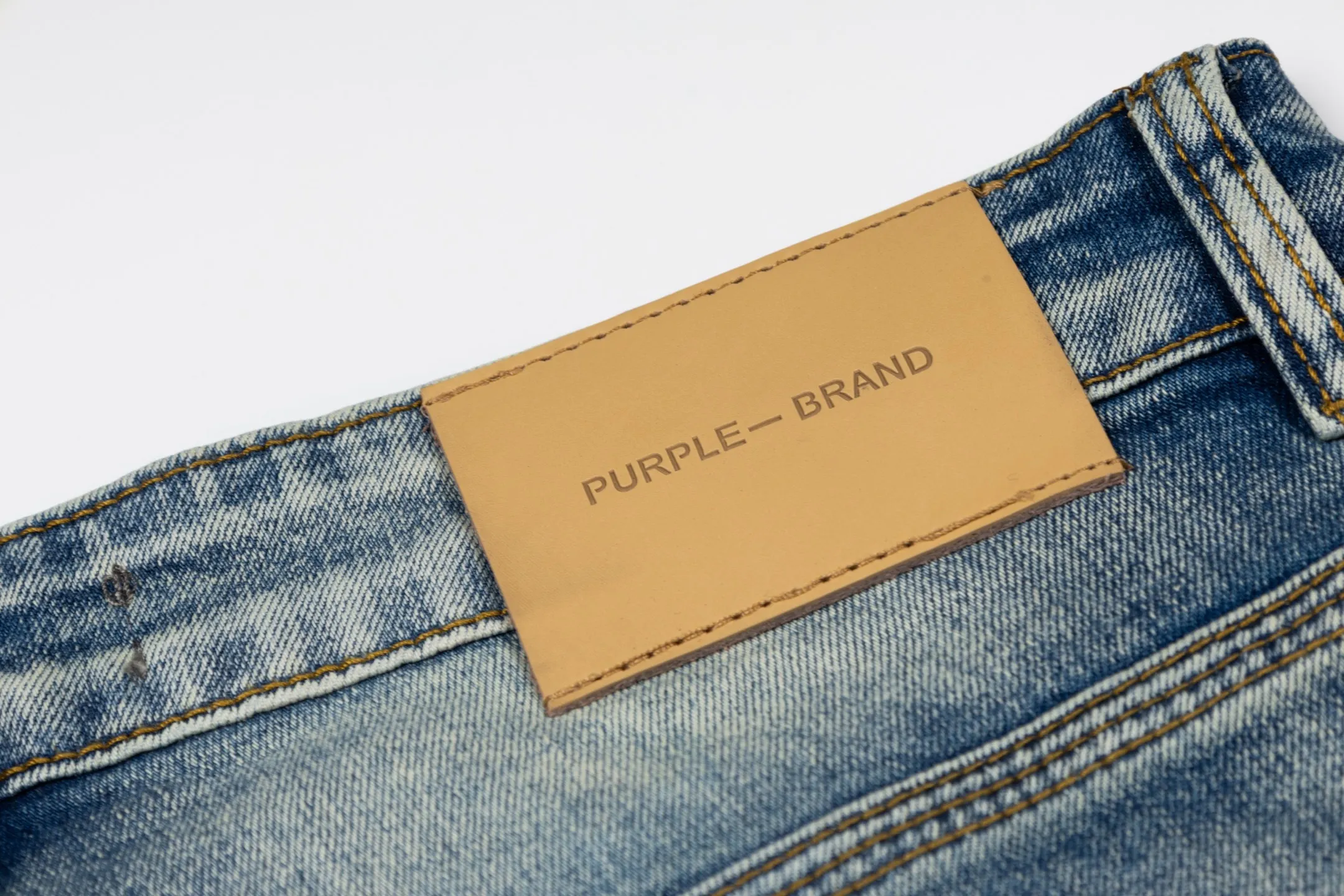 135 PURPLE BRAND 26New Arrival embroidered ripped jeans with top quality ink wash. Really restore the ultimate Vintage texture. Three-dimensional version. Loose and comfortable, not picky on the figure. Makes taller and slimmer. Factory Seiko. Original factory quality control. Same style for men and women. Can be matched with couples. Versatile recommendation. Must-have jeans for all seasons. Hipsters have been disappointed. From the quality selection of fabrics, the tailoring of details, and the matching of patterns, they are all impeccable! The upper body is so handsome when worn...it can be easily worn by men, women and children! The craftsmanship is made of heavy-duty washed pure cotton denim fabric. After washing, it is soft and thick. It is very stylish when worn on the body. Color: Blue Style number: # Size: 28 30 32 34 36